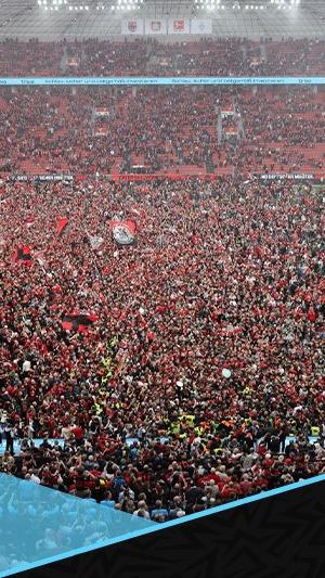 لحظة اقتحام جماهير ليفركوزن الملعب بعد الفوز بالدوري الألماني